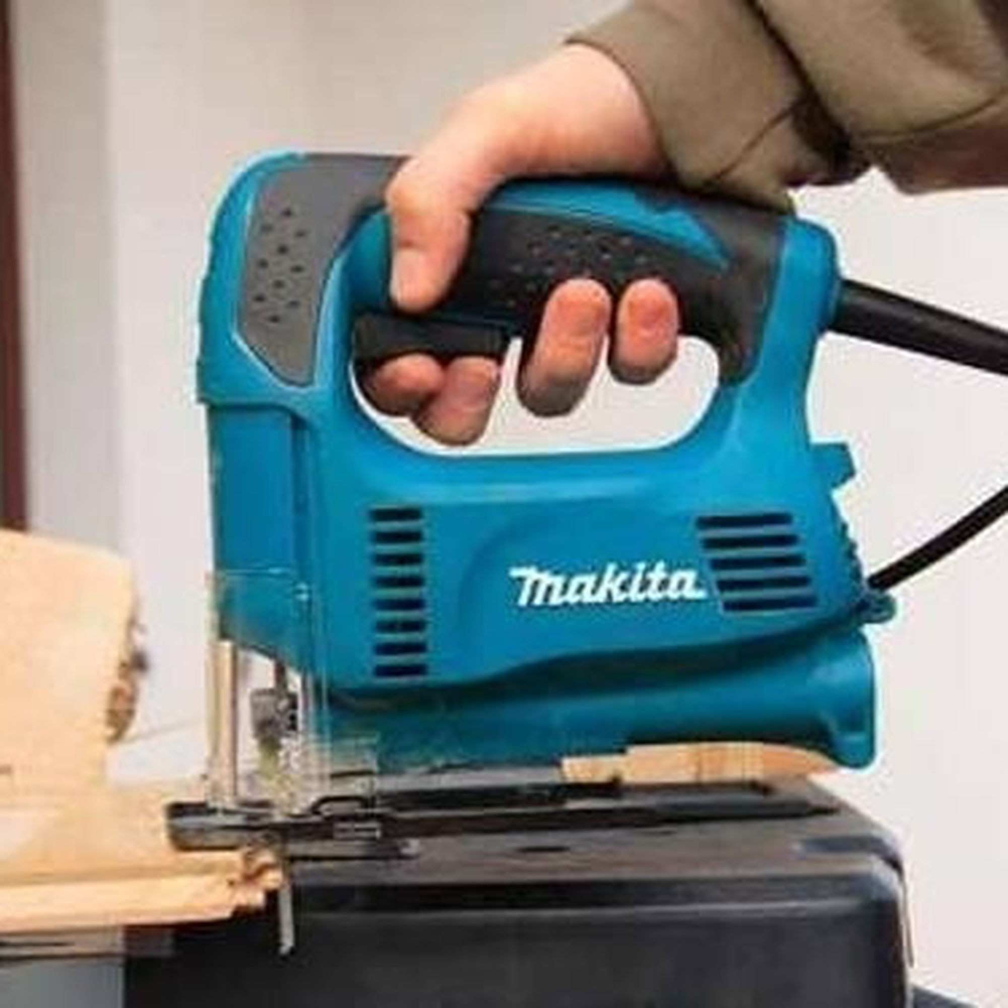 Sierra Caladora de 450W con Estuche