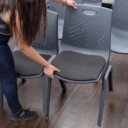 Silla De Visitas/Comedor Nextep Fibra Alta Resistencia Acojinada Apilable Gris Obscuro