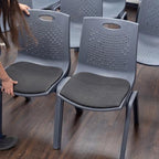 Silla De Visitas/Comedor Nextep Fibra Alta Resistencia Acojinada Apilable Gris Obscuro