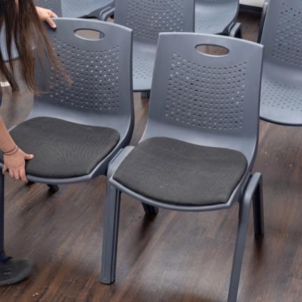 Silla De Visitas/Comedor Nextep Fibra Alta Resistencia Acojinada Apilable Gris Obscuro